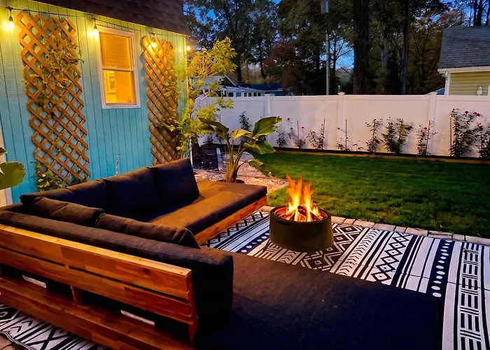 Huge Beach Bungalow- Yard, Beach Pass, King Beds