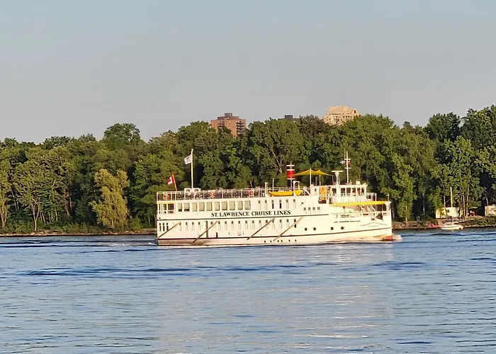 Kokomo Inn: Tropical Riverfront B&B for Adults on Capital Cycling Route