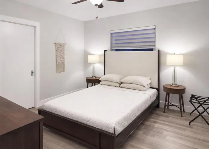Spacious Upadated 2 King Beds Pets Welcome With Large Private And Fenced Yard Minutes To Beaches