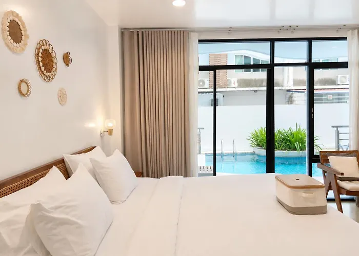 Beachfront Pool Access Apartment Free Disney Plus