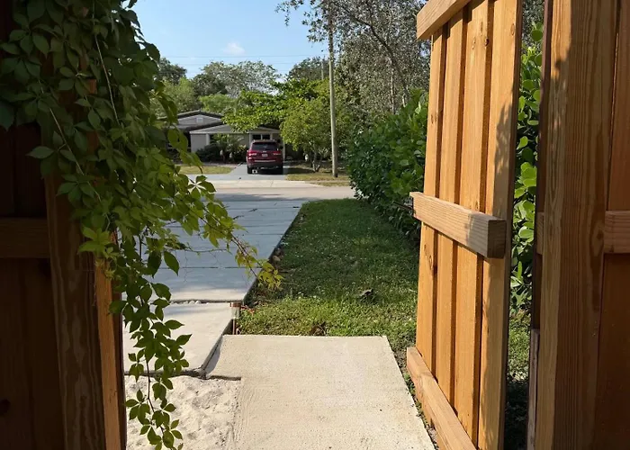 Cheerful Private Room 2 Miles Away From Sunny Isles Beach