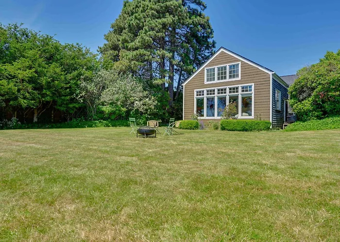 Waterfront Bellingham Bliss: Steps To Beach!