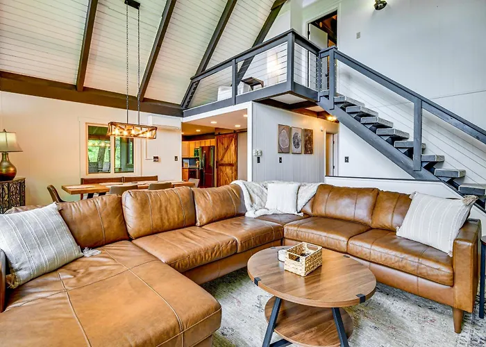 Blue Ridge Pkwy View & Deck: Brevard Home!