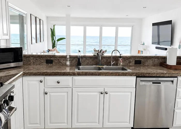 Malibu Beachfront Home With Rock Spa Ocean Views & Huge Deck
