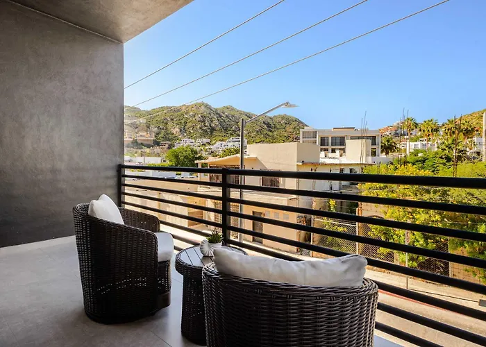 Modern Condo Walk To Marina, Dining & Nightlife