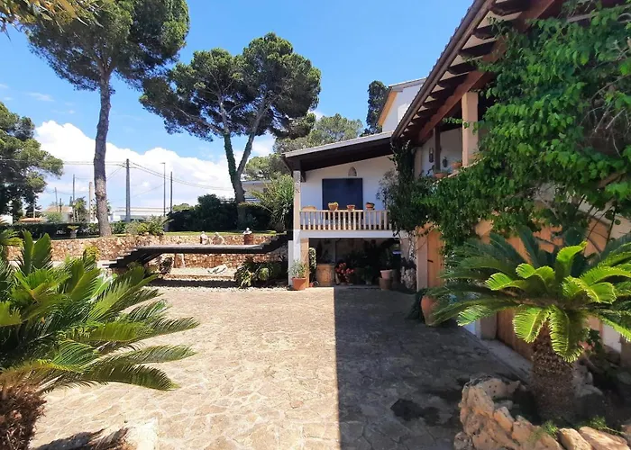 Charming Villa By The Sea
