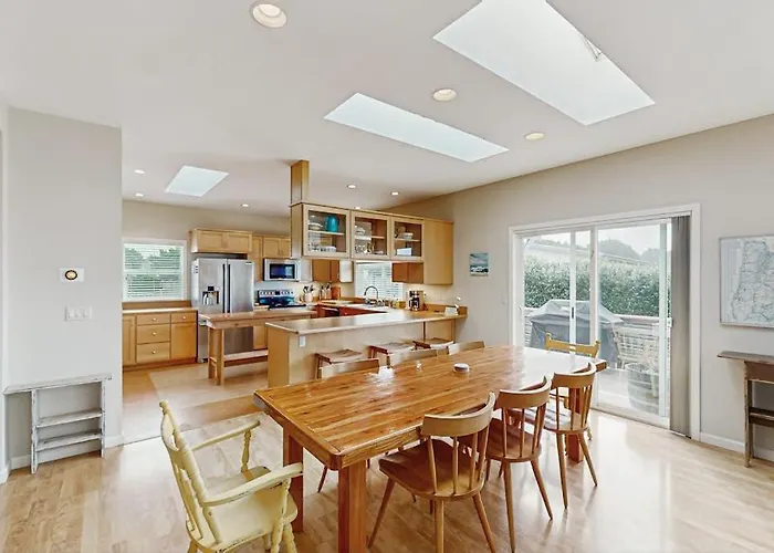 Charming Home With Wifi Deck & Grill - 1 Block To The Beach