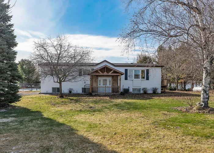 Private Hay Bay Waterfront Napanee With Pool And Dock