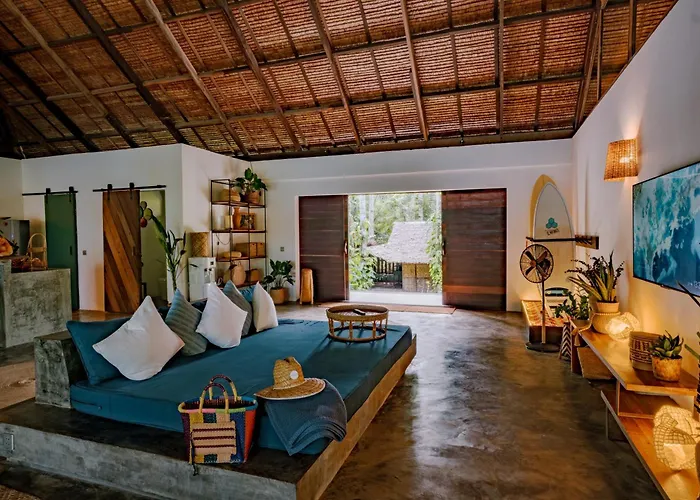 Big Rock Villa - Beachfront Villa With Pool & Direct Surf Access