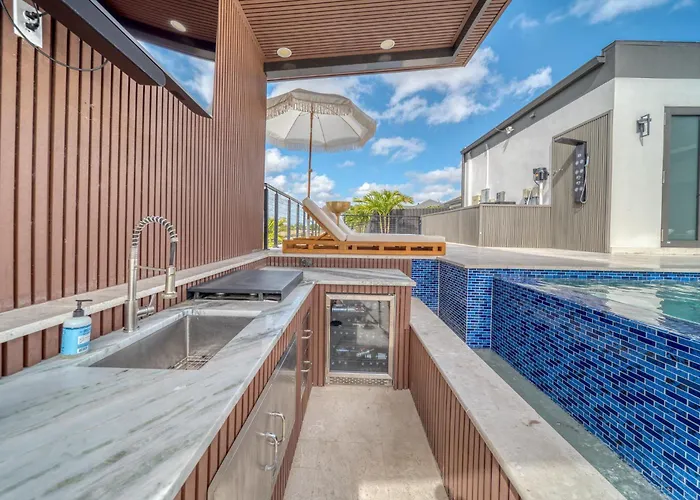 Cozy Modern Villa - Heated Pool & Spa - Bbq - Water View
