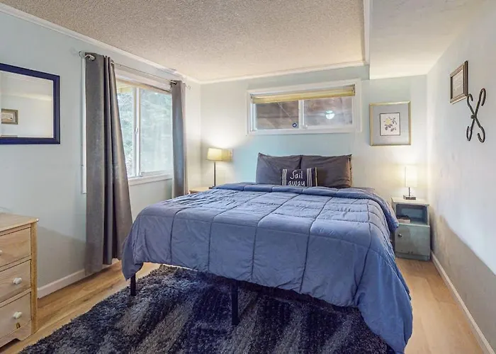 Elegant Home With Stunning Ocean Views & Dog Friendly