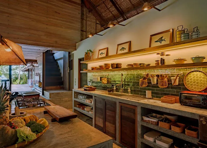 Big Rock Villa - Beachfront Villa With Pool & Direct Surf Access
