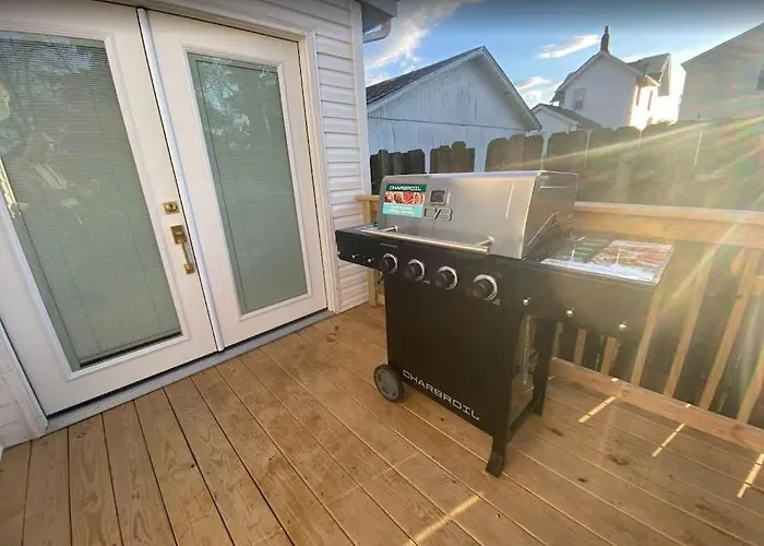 Spacious Beach House For 12 - 10-Min Walk To Beach - Family-Friendly Coastal Retreat