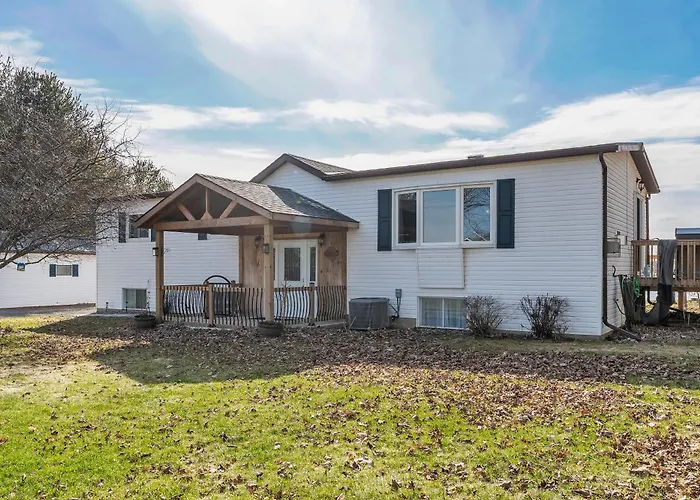 Private Hay Bay Waterfront Napanee With Pool And Dock