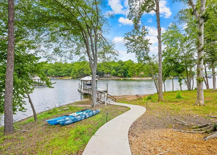 Luxury Lakefront Home, Games, Kayaks, 2 King Beds