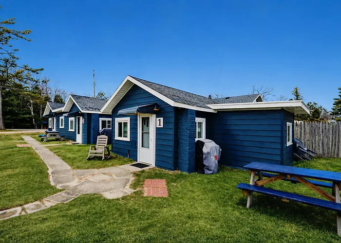 Lake Huron Getaway With Sun Porch And Beach Fun