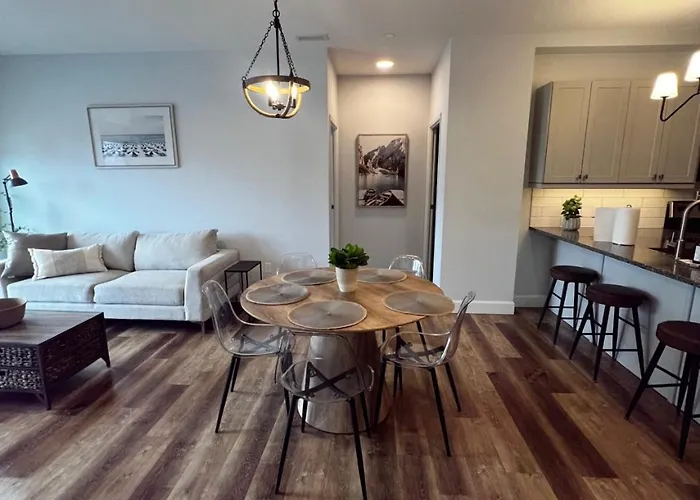 New The Carlyle 208 4Br Beachside Condo In Grand Bend