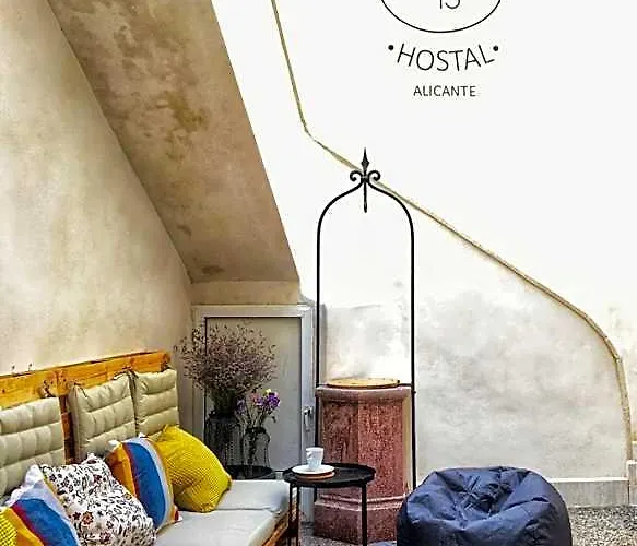 Hostel Numero Trece - Private Capsule Deds - Albergue Juvenil - Free Towels, Coffee & Tea, Remote Check-In (Adults Only)
