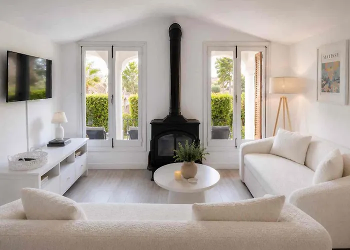 Can Botana 4-Gorgeous Beach Accommodation