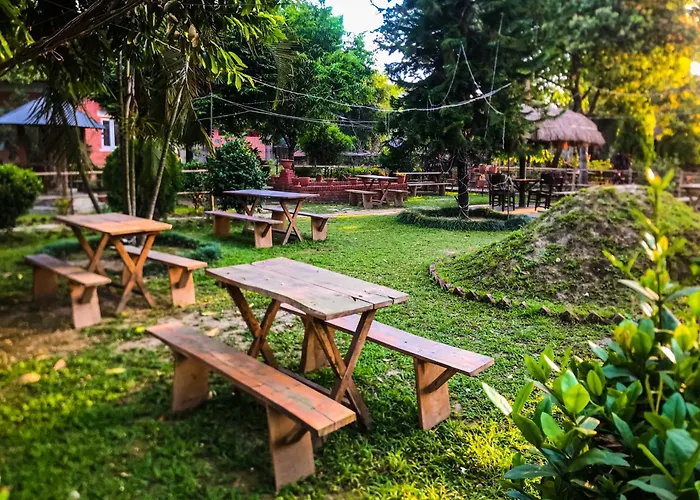Hotel Tharu Garden