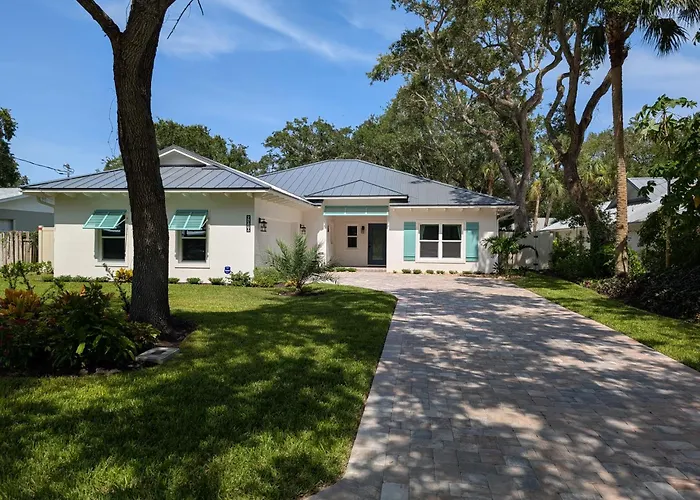 Luxury Beachside Retreat - Heated Pool - Walk To Beach - Seasonal Stays Welcome