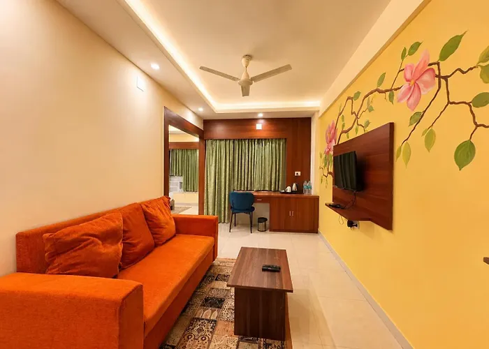 Wildberrys Inn - Luxurious Stay - Free Breakfast - Swimming Pool - Room With Living Room