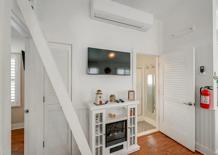 Walk To Bay Village, Beaches & More! Cozy Cottage