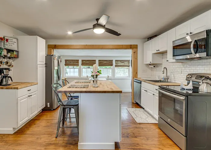 < 1 Mi To Sand! Updated Cottage W/ Yard In Niantic