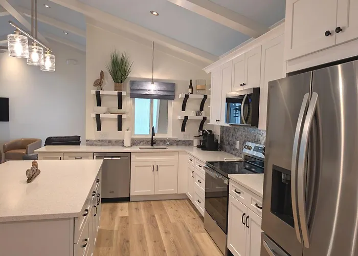 Luxury Beachside Retreat - Heated Pool - Walk To Beach - Seasonal Stays Welcome
