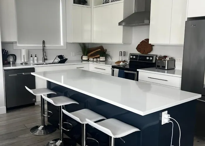 Grand Bend Riverfront Retreat - Walk To Beach - Sleeps 10