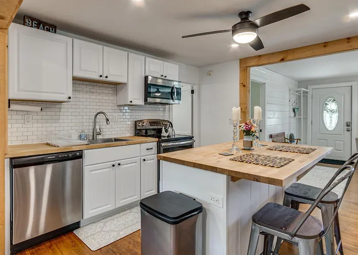 < 1 Mi To Sand! Updated Cottage W/ Yard In Niantic