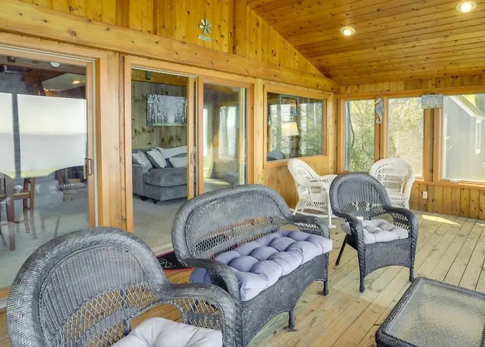 Lake View Cottage With Deck And Beach Access