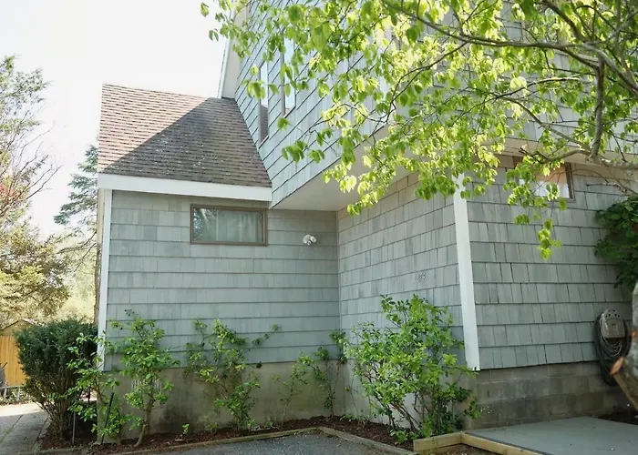 Charming Amagansett Retreat Near Ocean Beaches