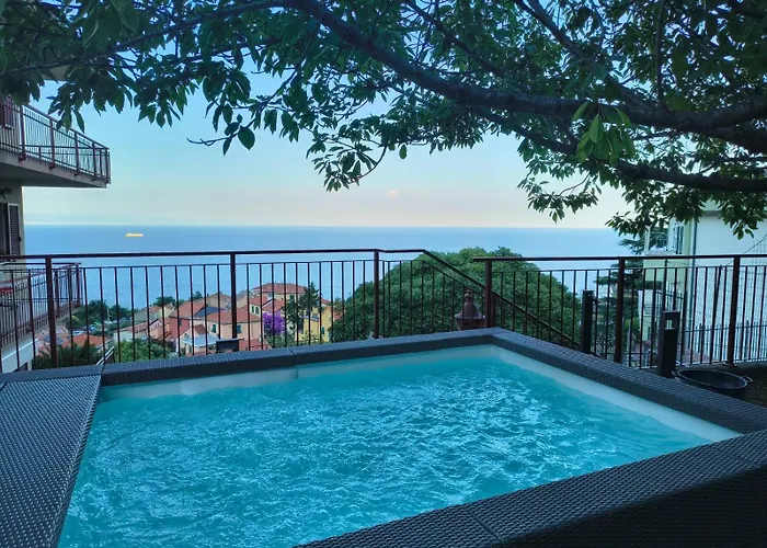 Le Tre Terrazze sul Blu vista mare, piscina idromassaggio, posto auto coperto