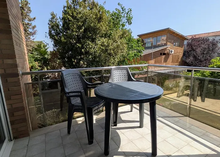 Beachside Apartment With Private Parking & Nature Views