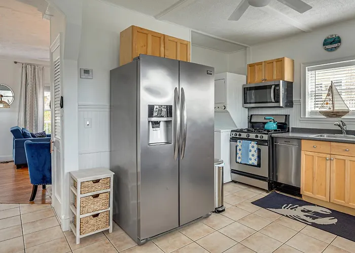 Gloucester Large 2-Room Studio, Full Kitchen, Deck