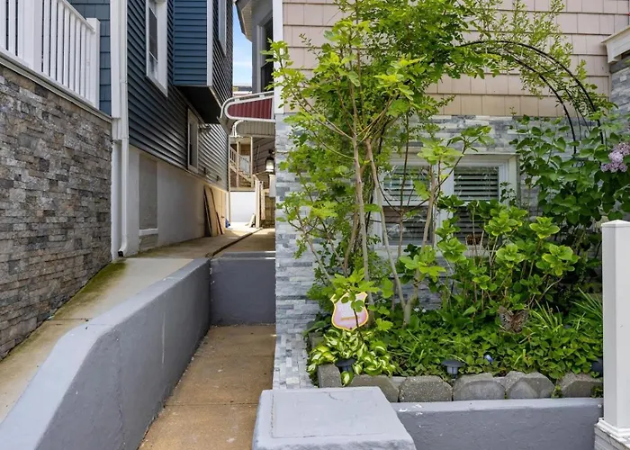 Modern Artsy Garden Apt Steps To Beach
