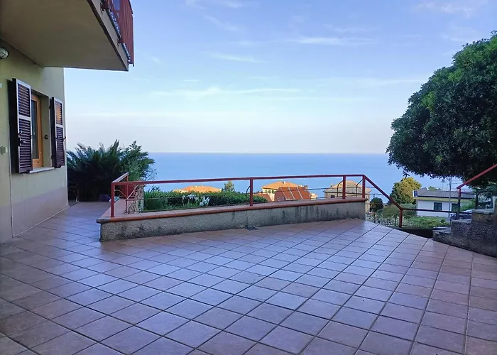 Le Tre Terrazze sul Blu vista mare, piscina idromassaggio, posto auto coperto