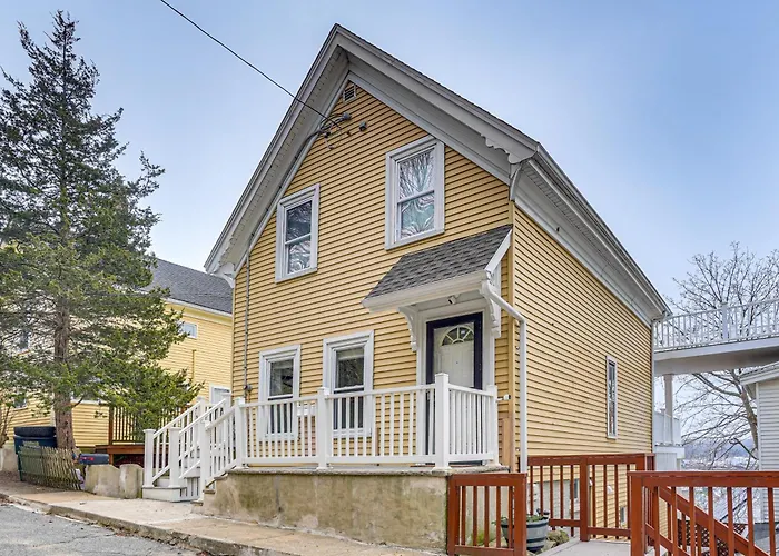 Gloucester Large 2-Room Studio, Full Kitchen, Deck