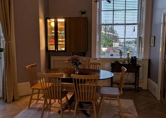 Sea, Sky & Ships - Luxury Seafront Apartment, Ideal For Channel Crossing Swimmers , Sleeps 5