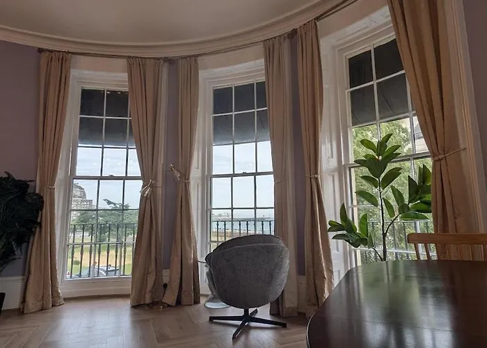 Sea, Sky & Ships - Luxury Seafront Apartment, Ideal For Channel Crossing Swimmers , Sleeps 5