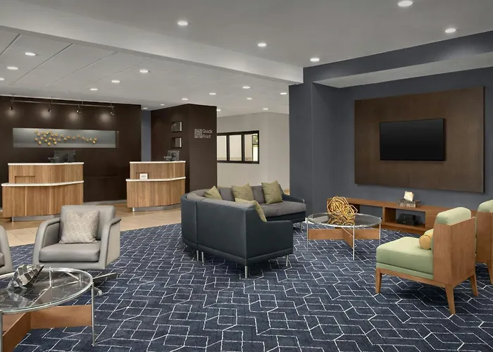 Courtyard By Marriott Bloomington