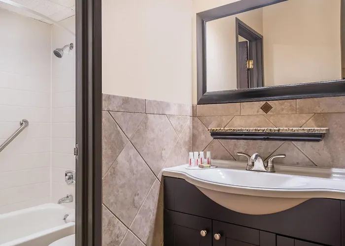 Ramada By Wyndham Minneapolis Golden Valley