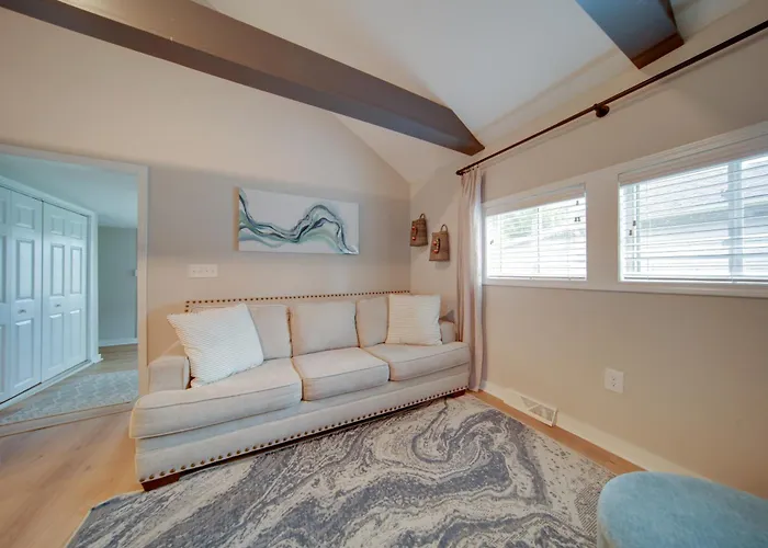 'Wishin & Fishin' Walkable Erie Home By The Beach!