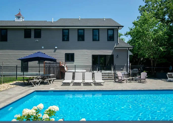Upscale Beach Retreat W Pool Half Mile To Beach