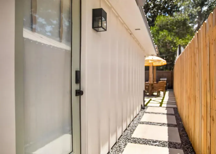 Cottage W/ Hot Tub - Walk To Beach & Shops