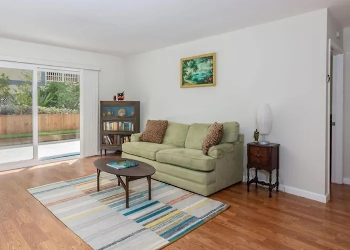 Bright Two Bedroom Retreat Near Hermosa Beach