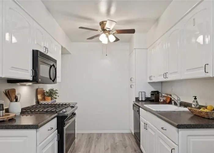 Oceanfront One Bedroom Retreat Near Riviera Village