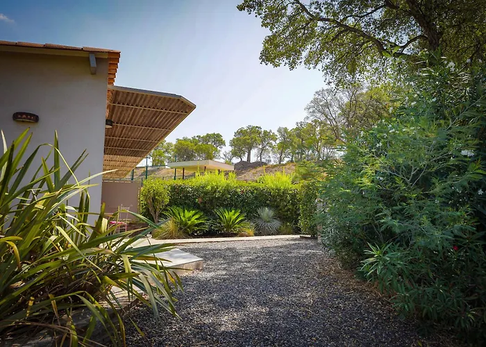 La Villa Nais PADEL&PISCINE -Suites&Appartements