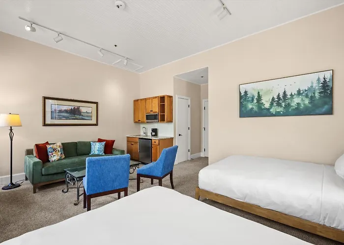 Independence Square 213, Spacious Hotel Room With 2 Queen Beds, Wet Bar, And Sitting Area